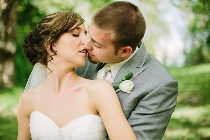 bride and groom love green shade fuji vsco