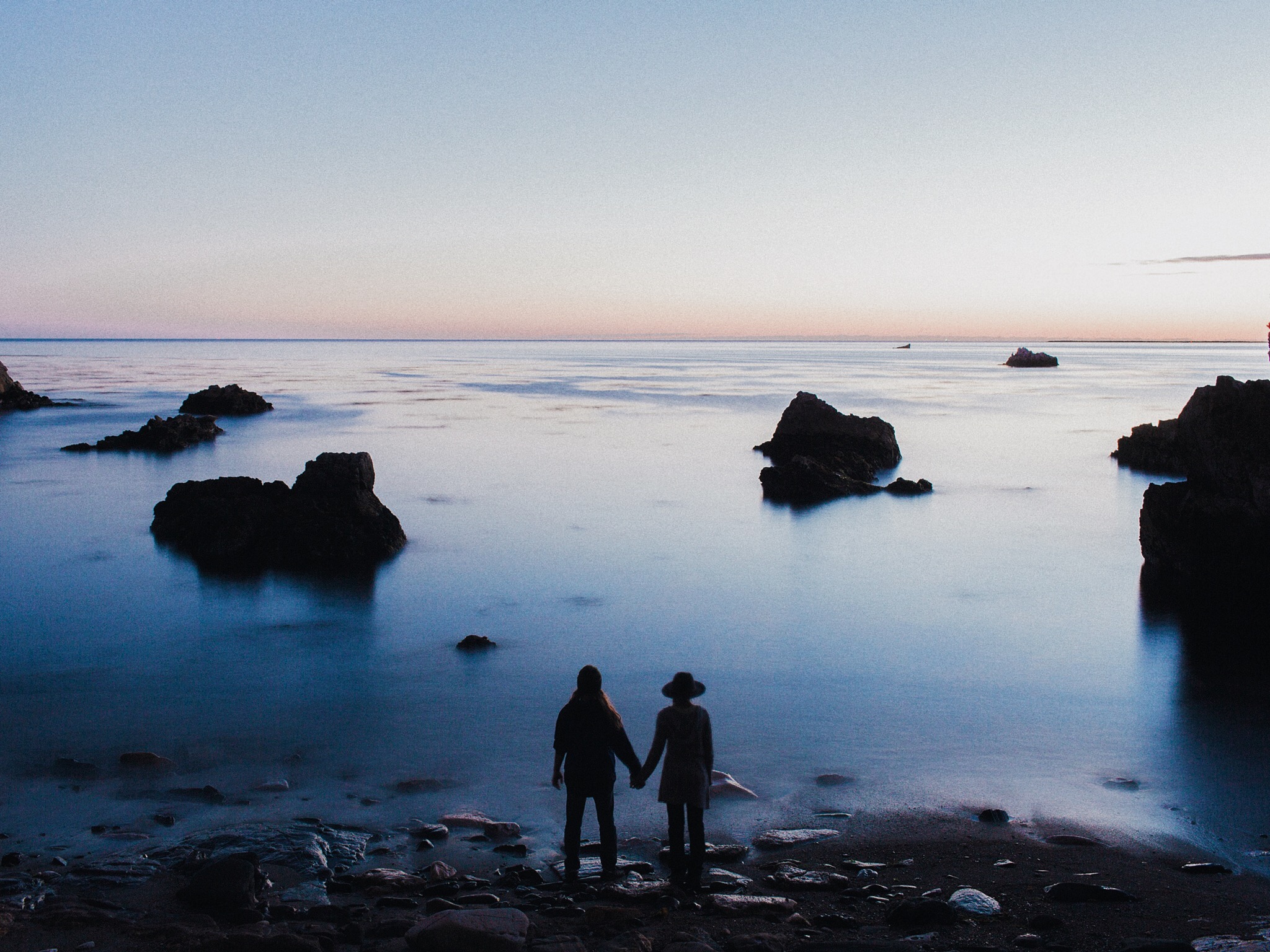 fuji 400h a couple watching the pacific ocean at sunset